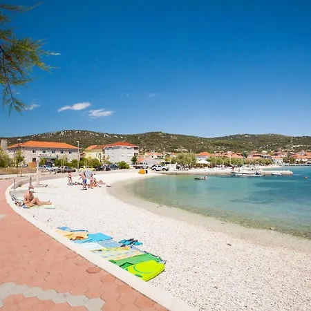 A4 - Modern Apt W Terrace 3 Min Walk To Beach