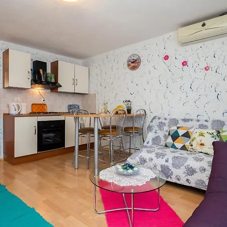A4 - Modern Apt W Terrace 3 Min Walk To Beach