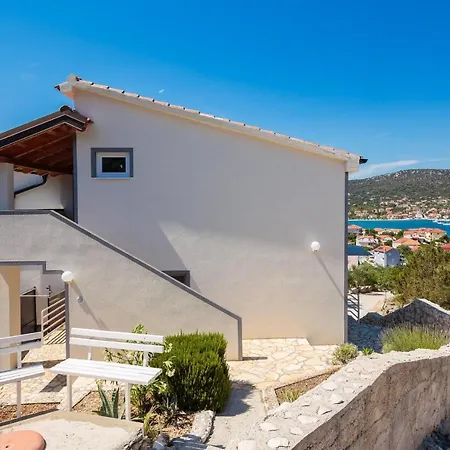 A4 - Modern Apt W Terrace 3 Min Walk To Beach Vinišće