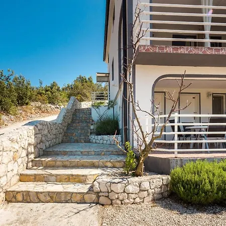 A4 - Modern Apt W Terrace 3 Min Walk To Beach *