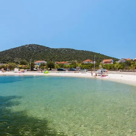 A4 - Modern Apt W Terrace 3 Min Walk To Beach *